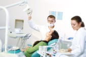Dentista e assistente con paziente